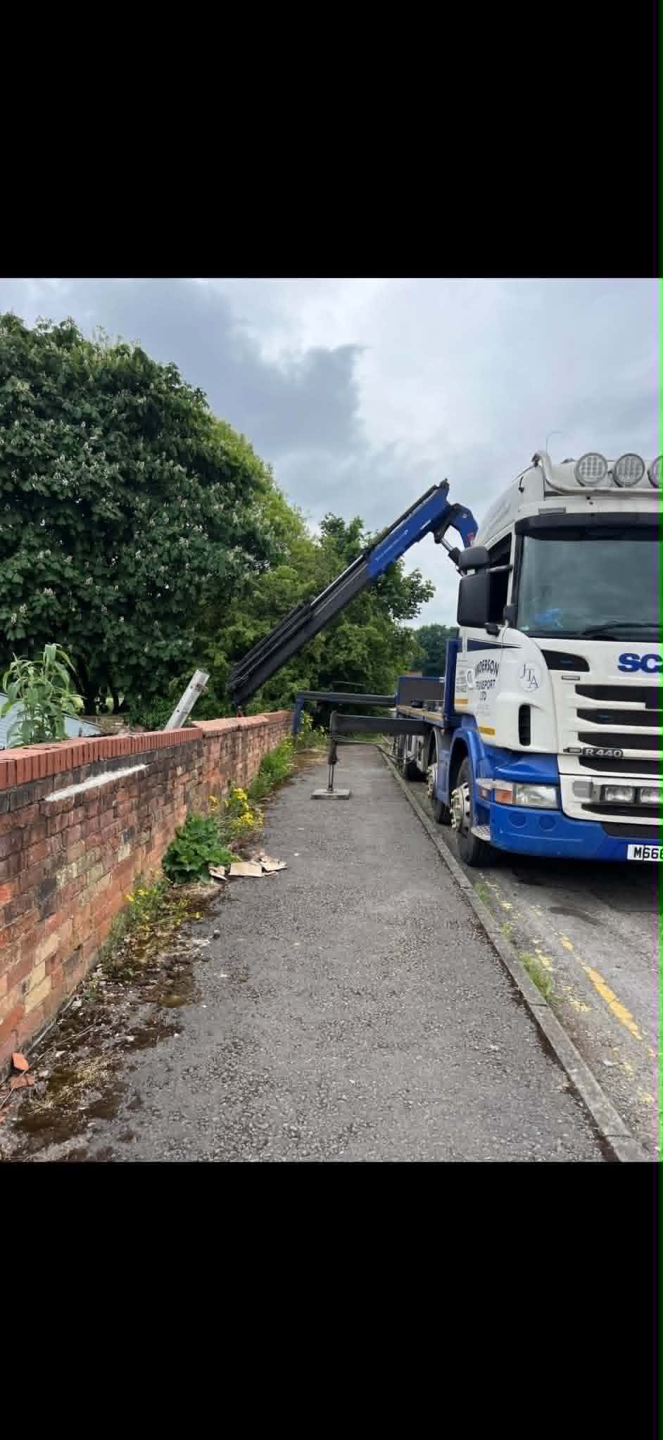 JT Anderson Transport 8-wheel Scania R440 40tm lorry loader crane - tight access operation
